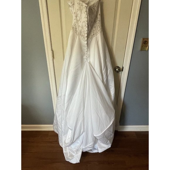 Beautifully Designed Bonny Bridal Wedding Dress with Veil, Slip, Garment Bag - Picture 7 of 12